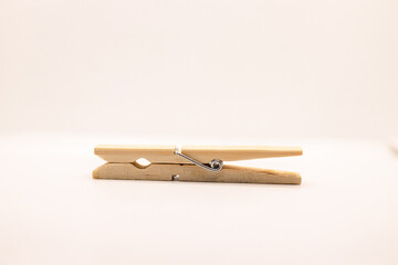 Pinza con fondo blanco