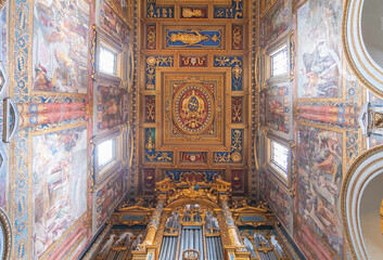 Fototapeta na wymiar Intérieur de la Basilique Saint-Jean-de-Latran à Rome, Italie. 