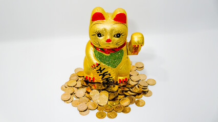 Figura de un gato de oro con una bandera china en la cabeza. Gato de la fortuna y buenos negocios...