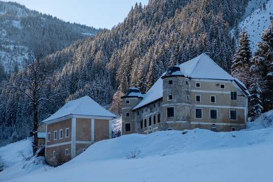 Schloss Greifenberg im Winter  . Greifenberg castle . Radmer . Steiermark . &Ouml;sterreich