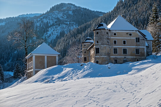 Schloss Greifenberg im Winter  . Greifenberg castle . Radmer . Steiermark . &Ouml;sterreich