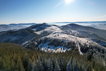 Naklejka premium Snow-covered Carpathian mountains, sunny weather on the top of Mount Pysany Kamin. Ukraine