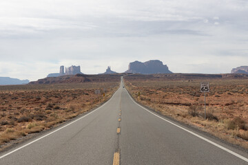 road to monument valley in the day