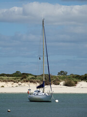 voilier amarr&eacute; dans l'Anse du Guillec en Bretagne