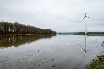 Hochwasser - überflutete Felder nach Dauerregen, Symbolfoto.