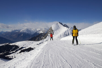 Fototapeta na wymiar Skifahrer im Skigebiet