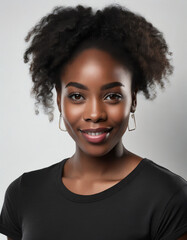 bella donna Africana di colore con maglietta nera ritratto 