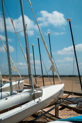 bateaux a voile sur la plage 