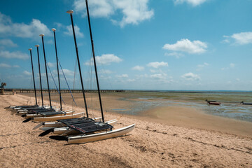 bateaux a voile sur la plage 