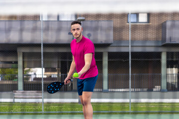Obraz premium Portrait of a pìckleball player serving during a game.