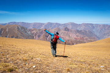 Turista disfrutando su recorrido por las montañas de la Provincia de Jujuy