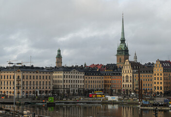Obraz premium View of a cityscape against cloudy sky