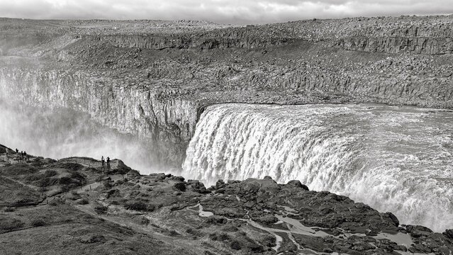Dettifoss, tourists at a gorge, waterfall with falling water masses, haze, river Joekulsa a Fjoellum, Northern Iceland, Iceland, Europe