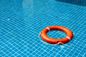 A view from above of the pool in which the life preserver is thrown