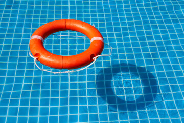 A view from above of the pool in which the life preserver is thrown