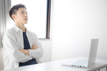 焦らず考える私服男性