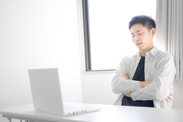 焦らず考える私服男性