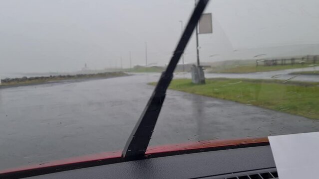 Rain on the car window, whe it's starting rain, moving wiper