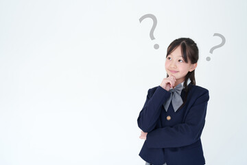 考え事をする小学生の女の子