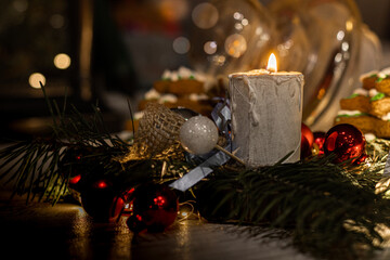 Stroik świąteczny z zapaloną świecą - obrazy, fototapety, plakaty