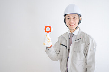 マルを持った作業着男性
