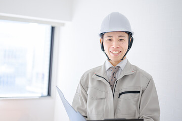 	確認する作業着の男性