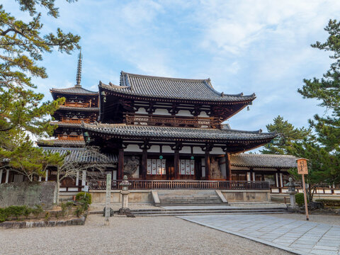 2023年3月奈良県生駒郡斑鳩町の法隆寺で参道斜め左より撮影した中門(仁王門)と五重塔