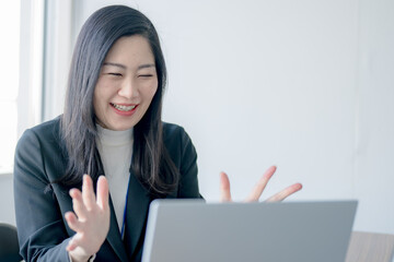 パソコンで楽しそうに会話する女性