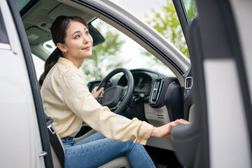 自動車のドアを開けるドライバーの女性 - obrazy, fototapety, plakaty