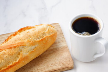 焼きたてで美味しいバゲットとコーヒーの朝食
