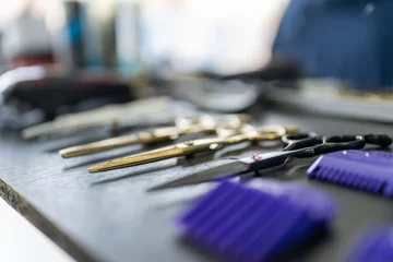 Lichtdoorlatende gordijnen Schoonheidssalon Raw of different scissors on a board in a barber shop