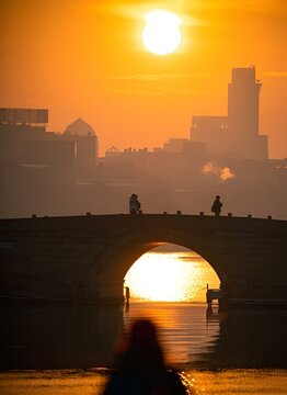 sunset over the city.Il sole tramonta su Firenze.都市景観.