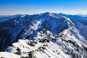 南アルプスの北岳から間ノ岳へ続く冠雪の稜線