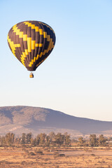 Obraz premium hot air balloon trip through the mountains of Mexico, balloon flight concept