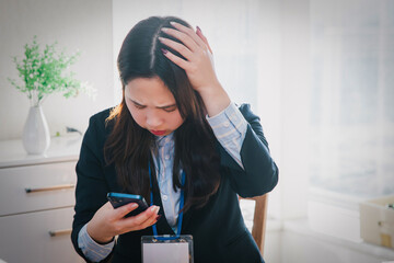 頭を抱える女性　worry