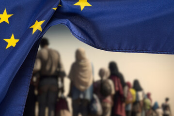 Flagge der Europäischen Union EU und eine Gruppe von Migranten, die nach Europa einreisen wollen - obrazy, fototapety, plakaty