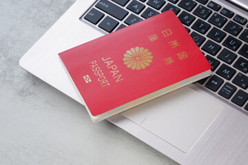 日本のパスポート（一般旅券10年用赤色）を用意して旅行の計画を立てる

