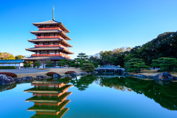 水鏡に映える五重塔　パノラマ風景
Panoramic view of the five-storied pagoda...