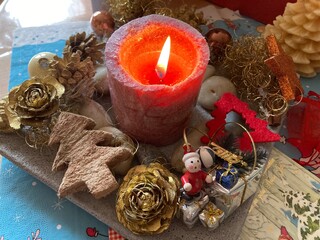 Weihnachtsdekoration als Weihnachtsteller mit Kerze brennend - 706842433