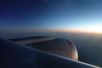 上空一万メートルの、ジェット航空機の窓からの眺め
