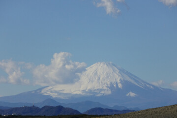 富士山、日本国の有名なランドマーク、藤沢市海岸からの眺望
