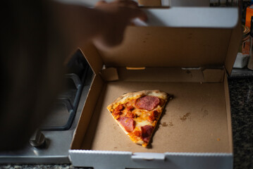 Comida. El ultimo trozo de pizza de la caja. - obrazy, fototapety, plakaty