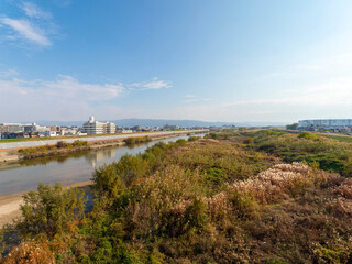 橋の上から眺める大和川沿いの景色
