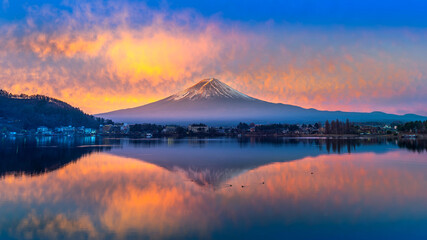 Fuji mountain and Kawaguchiko lake at sunrise, Japan. - obrazy, fototapety, plakaty