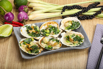 Grilled scallops with green onion