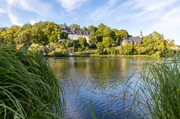 Fototapeta na wymiar Blick über den See in Stiege zum Stieger Schloss