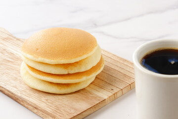 淹れたてのコーヒーとパンケーキ
