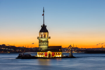 Obraz premium Maiden's Tower and Istanbul city skyline cityscape of Turkey