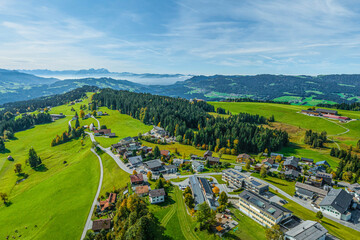 Blick über Sulzberg in Vorarlberg nach Westen zum Pfänder und zum Säntis