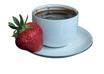 czarna kawa w białej filiżance na spodku z ozdobą w postaci truskawki
